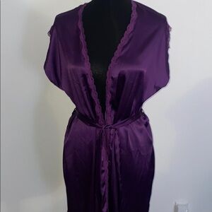 Purple satin short sleeved robe size M lace piping